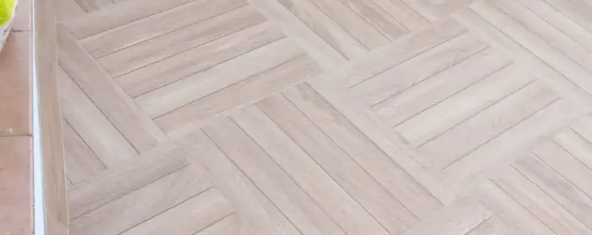 Suelo porcelánico efecto madera terminado en damero