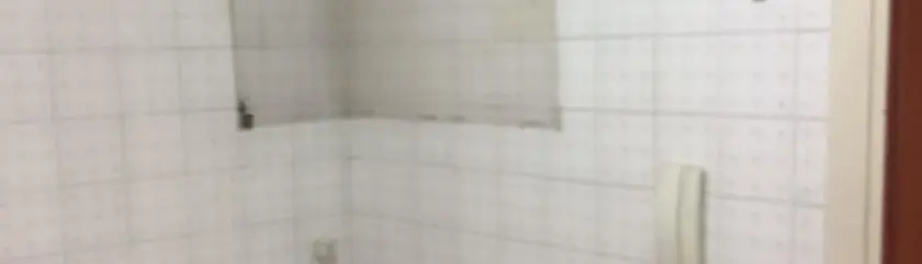Frente de bañera desmontado durante la reforma