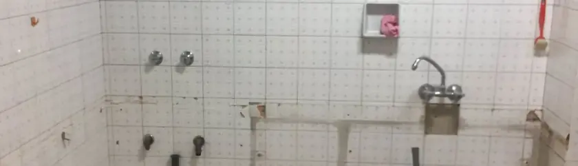 Tomas de agua vistas tras retirar el mobiliario del baño